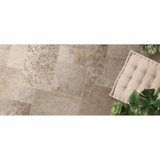 szurke bezs barna csuszasmentes greslap jarolap padloburkolat fagyallo terasz nappali vegyes romai rakas bezs vilagos meszko travertin marvany kohatasu.jpg